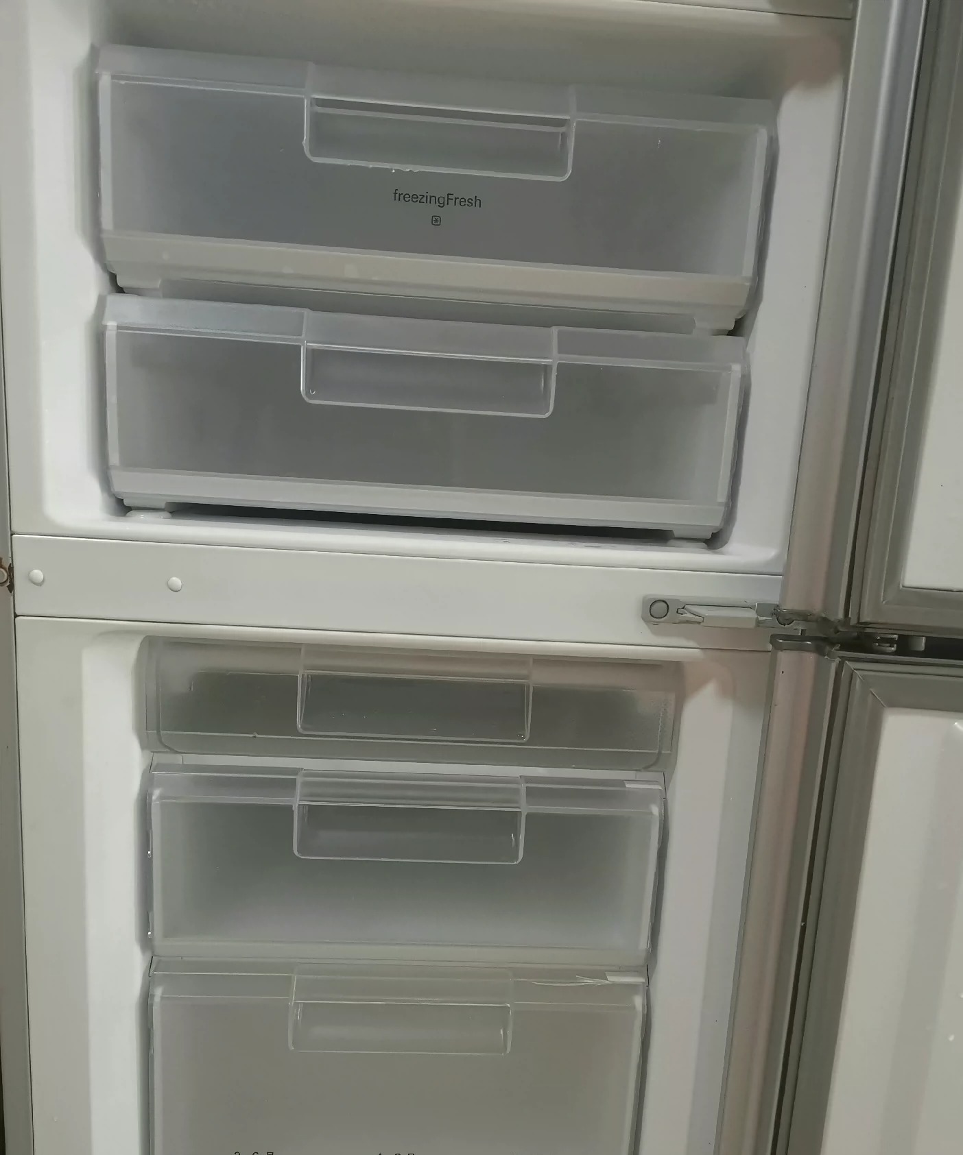 个人闲置西门子一级能耗冰箱225L自动控温三门冰箱 一切功能完好！无拆无修原装好货！外观良好无破损！ 二手物品售出后不退换不退换！ 可以上门看货，价格可小刀！